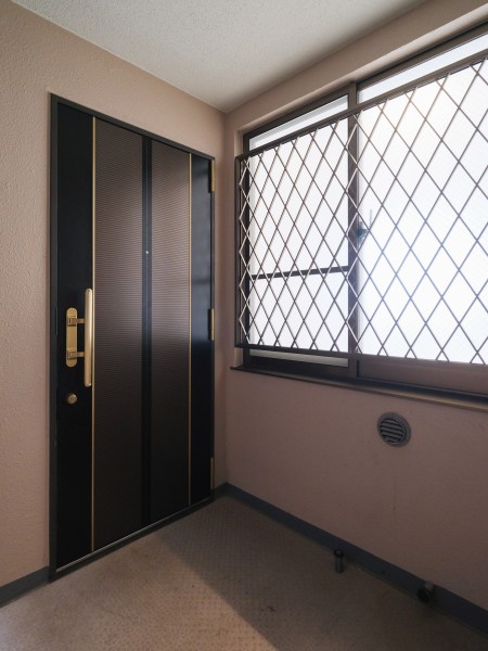 落ち着いた色彩で整えられた共用部です。門扉付きポーチ(約3.50m²)があり、プライバシーに配慮された嬉しい設計となっております。