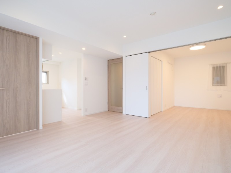 設備・内装ともに一新し、機能性とデザイン性を兼ね備えた上質なお部屋に仕上がりました。自分の世界に没頭する時間も、ご家族の団らんも大切にできる空間です。