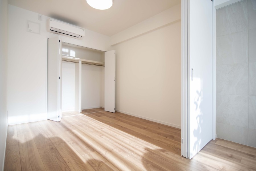 洋室3は凹凸が少ないシンプルな内装のため家具が配置しやすいようになっております。お好きなインテリアを配置して、理想のお部屋作りを楽しむことができます。