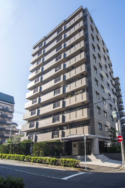(株)熊谷組施工の総戸数95戸のマンションです。徒歩圏内には総合病院もあり、マルエツプチまで徒歩1分、ファミリーマート横浜戸部七丁目まで徒歩2分という日常のお買い物もしやすい住環境です。