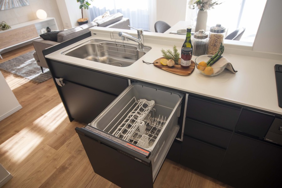 ◆食器洗浄機◆家事の時間を短縮できる優れもの。さらに節水・節約を同時に行うことができるので、人気があり重宝します。