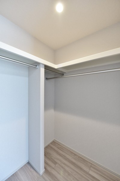 洋室1にはハンガーパイプに枕棚を備え付けたウォークインクローゼットを設置しました。洋室2にもウォークインクローゼットがあり、衣類や小物、シーズンオフの家電などもたっぷりと収納できます。