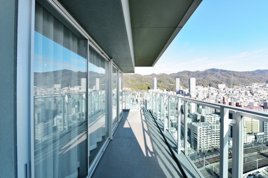 26階部分の北東・北西角住戸でL字型のゆったりとしたバルコニーがあります。バルコニーと眺望の境が分からなくなるようなガラス張りのバルコニーで、遠くの景色まで見渡せる開放感が味わえます。