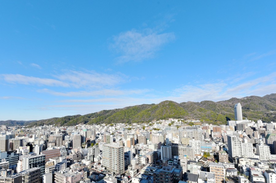 海と山、どちらも身近な存在に感じられるのが神戸の街の魅力でもあります。26階部分の北東・北西角住戸ですので、北側には季節と共に変化していく六甲山系の山々と大きな空のコントラストが楽しめる眺望が広がります。