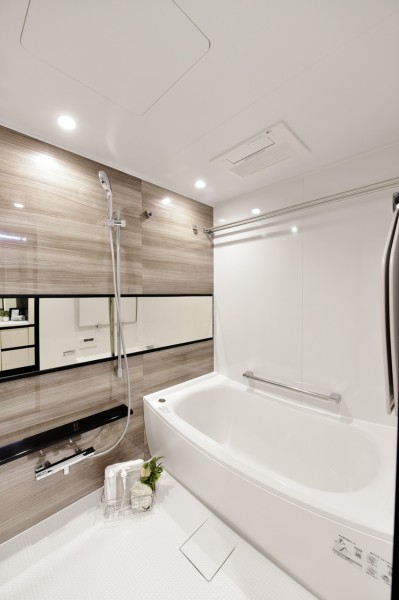 体をすっぽっりと包み込むような入浴感が心地よいクレイドル浴槽を採用し、お仕事の疲れをゆったり落とせる充実のリラックスタイムを過ごせます。汚れの付きにくい素材で、清潔な空間を保てます。