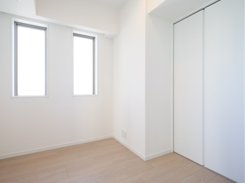 洋室2はテレワークや読書など落ち着いた時間を過ごすのにもぴったりなお部屋です。白を基調としたクロスと淡い木目のフロアー材が調和し、すっきりとした印象の空間に仕上がっています。