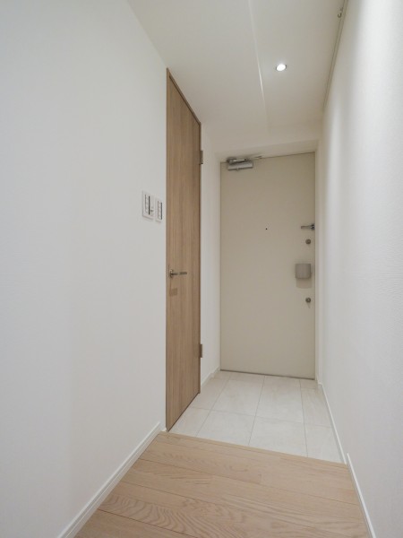 玄関は人感センサー照明のため帰宅時に暗闇の中手探りでスイッチを探す必要がなく、明るい空間が出迎えてくれます。