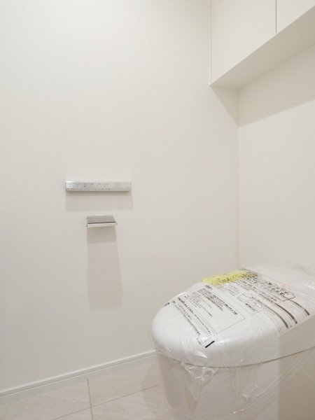 タンクレストイレやスティックリモコンでスタイリッシュな雰囲気を演出したレストルームです。毎日使う場所だからこそ、清潔感と使いやすさを考慮しました。