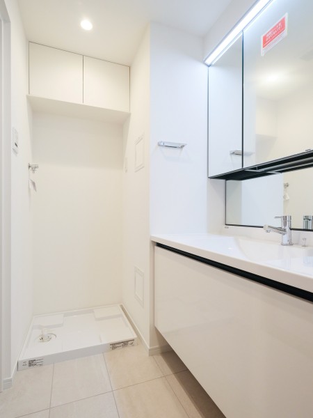 身支度の時間をも快適に彩る、美しく空間に溶け込む洗面化粧台です。身だしなみチェックや鏡裏の収納が便利な三面鏡になっています。