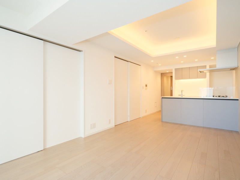 リビングには開放感と奥行きを生みだす折上げ天井を採用しています。間接照明を取り入れることで、高級感のあるスタイリッシュな印象へと演出し、上質で安らげる住まいへと仕上げました。