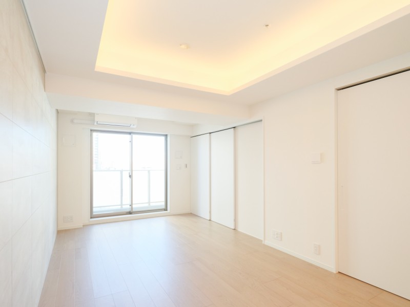 温もりを感じるフローリングやホワイトで統一された壁紙が、やわらかい雰囲気を演出します。素朴さと、どんなインテリアも受け止める柔軟性が魅力です。