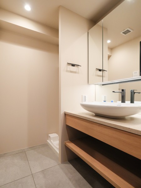 洗面化粧台はキッチンと同じくオリジナルデザインです。入浴後の豊かな時間を演出し、心からくつろげるプライベートスペースが広がります。