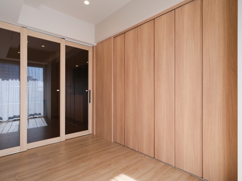 LDと洋室3を仕切る扉は、スモーク調のガラス戸を採用しました。シームレスで閉塞感を感じない空間です。