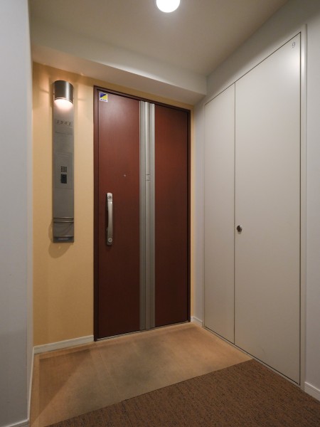 エレベーターを降りてお部屋へと続く廊下は、ホテルライクな内廊下設計となっています。外気の影響を受けにくく、プライバシーも守られやすいです。