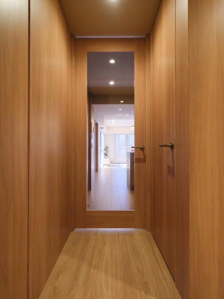LDKに続く扉はガラス扉を採用したので、採光と開放感をよりいっそう感じることができます。上質で美しい木目調の魅力が溢れる玄関スペースです。
