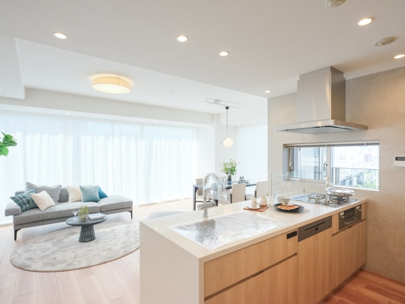 お部屋を優しく包み込むようなホワイトカラーのクロスと木目調が美しいフロアー材を使用し、気品あふれる空間となっております。オープンキッチンのため、お料理中のご家族と楽しく会話することができます。