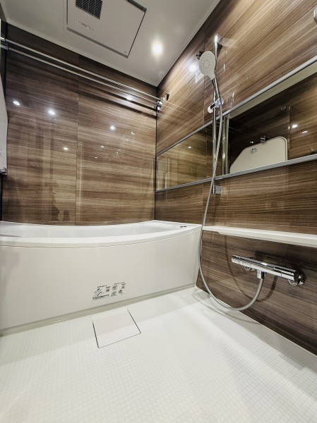 光沢感のある木目調のパネルが、より一層くつろぎと高級感を醸し出します。ゆったりとしたバスタブで毎日のお風呂時間を心ゆくまで満喫することができます。