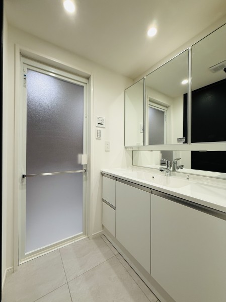 白を基調とした清潔感溢れるデザインの洗面化粧台です。身だしなみチェックや鏡裏の収納が便利な三面鏡になっています。