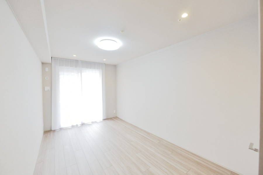 洋室1(約9.2帖)は南向きのバルコニーに面し、一日を通して優しい自然光が差し込むお部屋です。ベッドを置いてもゆったり使用できるため、主寝室にもおすすめです。ウォークインクローゼットがあり収納も充実です