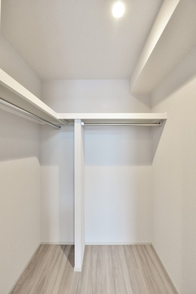 洋室1にはハンガーパイプに枕棚を備え付けたウォークインクローゼットを設置しました。洋室2にもウォークインクローゼットがあり、衣類や小物、シーズンオフの家電などもたっぷりと収納できます。