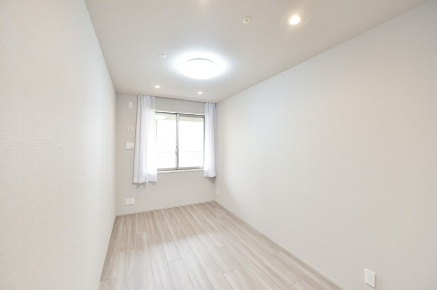 洋室2(約7.4帖)シンプルな内装に仕上げていますので、どんな家具とも馴染みが良く、インテリアや小物で自分らしい空間を演出できます。全ての居室が南向きのバルコニーに面し、陽当たり良好です。