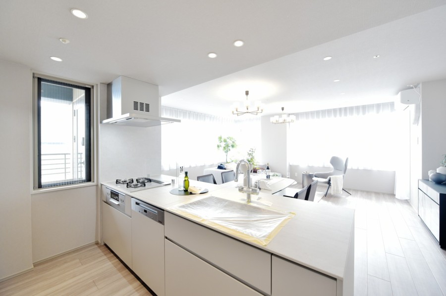 キッチンはこのお部屋のためにデザインされた、田中工藝製のオリジナルシステムキッチンを採用しました。大容量の食器洗浄機やディスポーザーを完備していますので、家事の時短にもお役立てください。