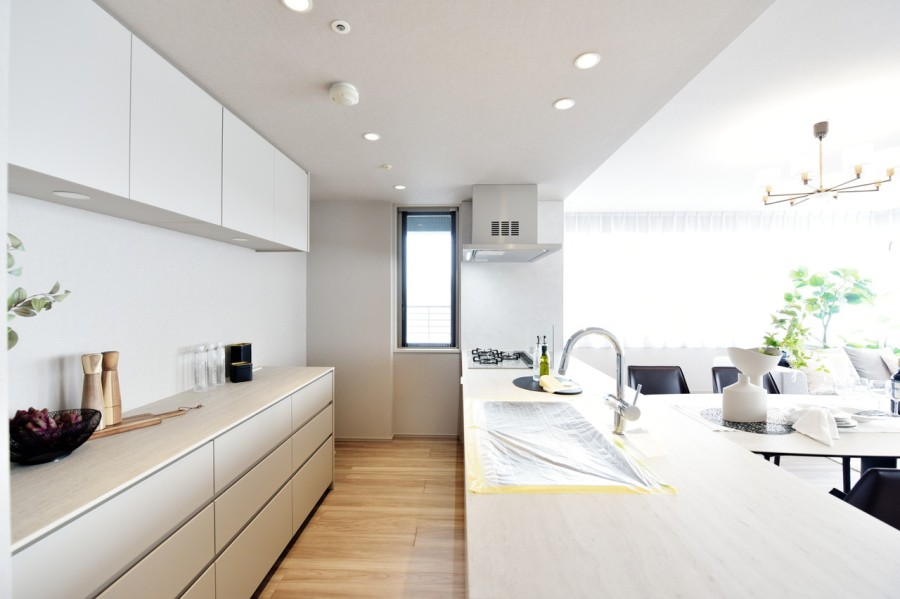 キッチンの背面にはおそろいのデザインの田中工藝製カップボードを備え付けました。キッチン家電や食器類、カトラリーなどもたっぷり収納でき、作業台としても使用できるため、ゆったりと家事ができます。