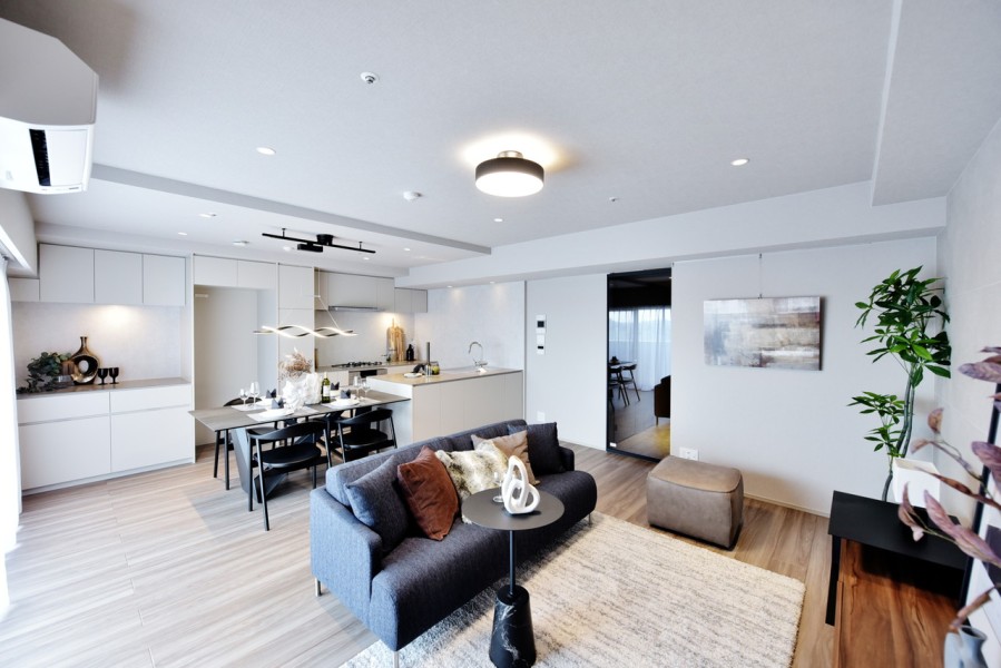 南側の大きな開口部から一日を通して優しい自然光が差し込む、明るい空間です。LDKは約17.9帖の広さで床暖房を完備していますので冬の寒い時期でも、ご家族やゲストと穏やかな時間を過ごせます。