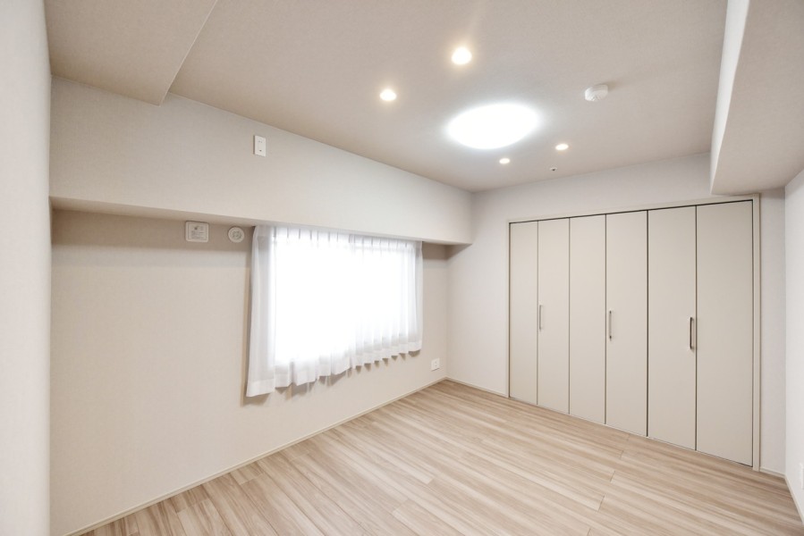 洋室2(約6.8帖)は凹凸の少ない空間で、家具の配置もしやすくなっています。シンプルな内装に仕上げましたので、お気に入りのインテリアや小物で自分らしい空間を演出できます。