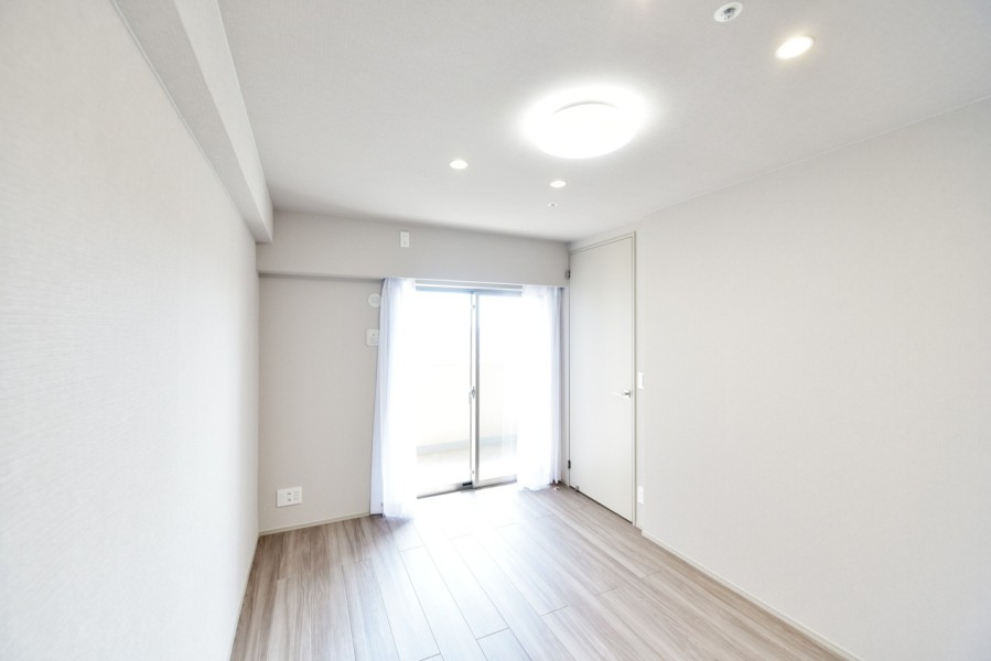 洋室3(約6.2帖)はリビングに隣接しており、家族の気配を感じながらもしっかりとプライバシーを確保できるプライベートスペースです。南向きのバルコニーに面し、一日を通して明るい自然光がさしこみます。