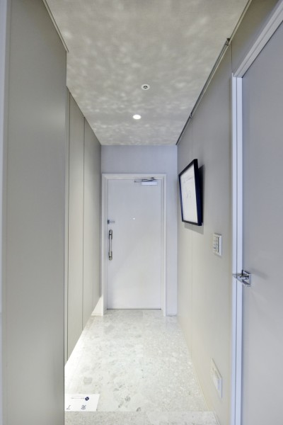 フットライトが優しく足元を照らし、家族やゲストをあたたかく迎え入れてくれる玄関です。人感センサーライトを設置していますので、手がふさがっている時でも、遅い時間のご帰宅でも自動点灯で安心です。