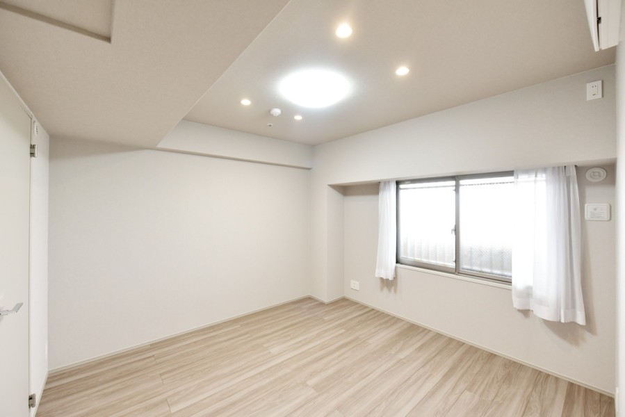 洋室1(約7.5帖)リビングから離れて静かに心や体を癒すことができる主寝室におすすめです。ウォークインクローゼットを備え付けていますので、居室を広々と効率的に使用することができます。