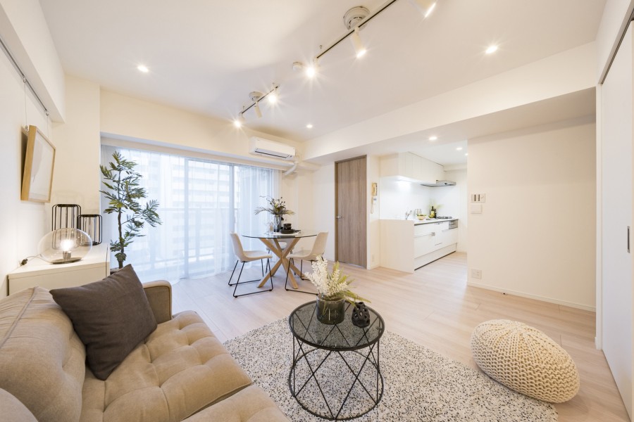 大きな窓からたっぷりの光が差し込む開放的なリビングダイニングです。流行を先駆けながら、安らぎを感じる居住空間となっております。