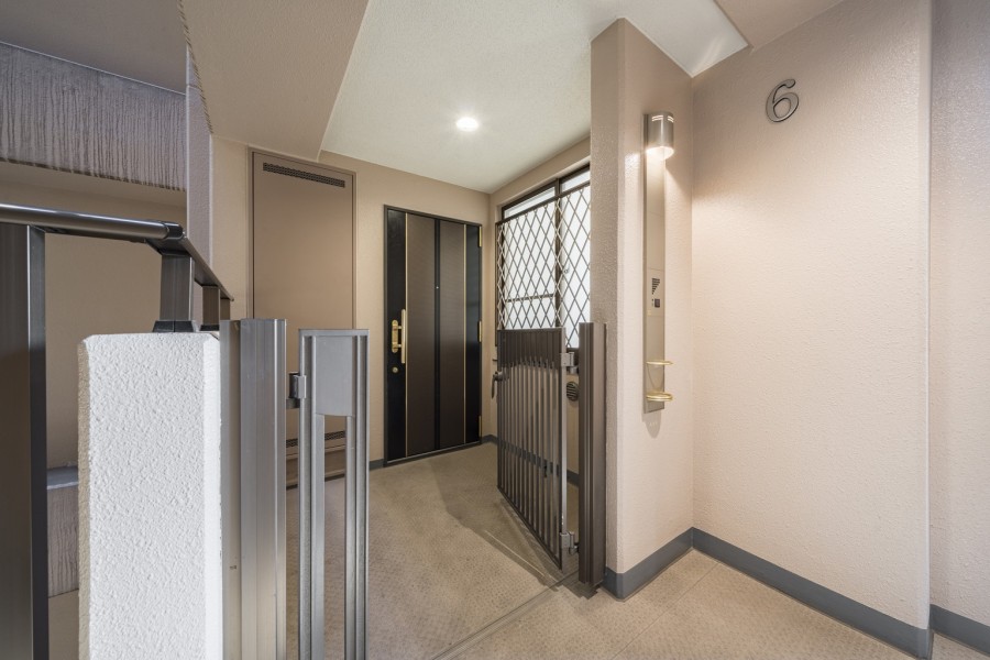 落ち着いた色彩で整えられた共用部です。門扉付きポーチ(約3.50m²)があり、プライバシーに配慮された嬉しい設計となっております。