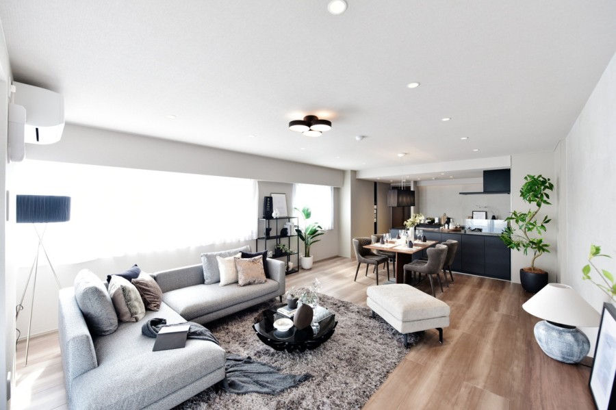 南と東の二面採光で、明るく開放感あふれるLDKは約23.1帖の広さ、家族やご友人など大切な方々と穏やかに過ごせる空間です。肌触りの良い床材を使用し、床暖房を備えていますので裸足で快適に過ごせます。