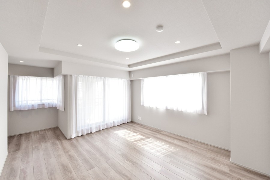 洋室1(約11.8帖)は二面採光で窓が多く明るく風通しの良い居室です。優しい光で朝を迎えられ、気持ちの良い一日がスタートできます。シンプルな内装なので、どんなインテリアとも馴染みます。