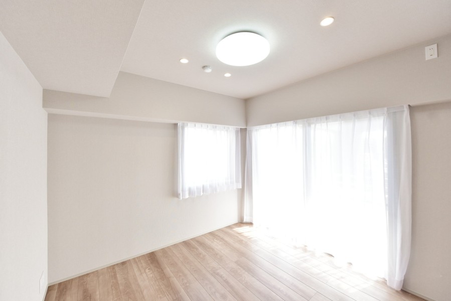 洋室3(約6.6帖)は南向きのバルコニーに面した、二面採光の明るく心地の良いスペースです。全ての居室にしっかりとした収納量を設けていますので、居室の広さを有効に使えます。