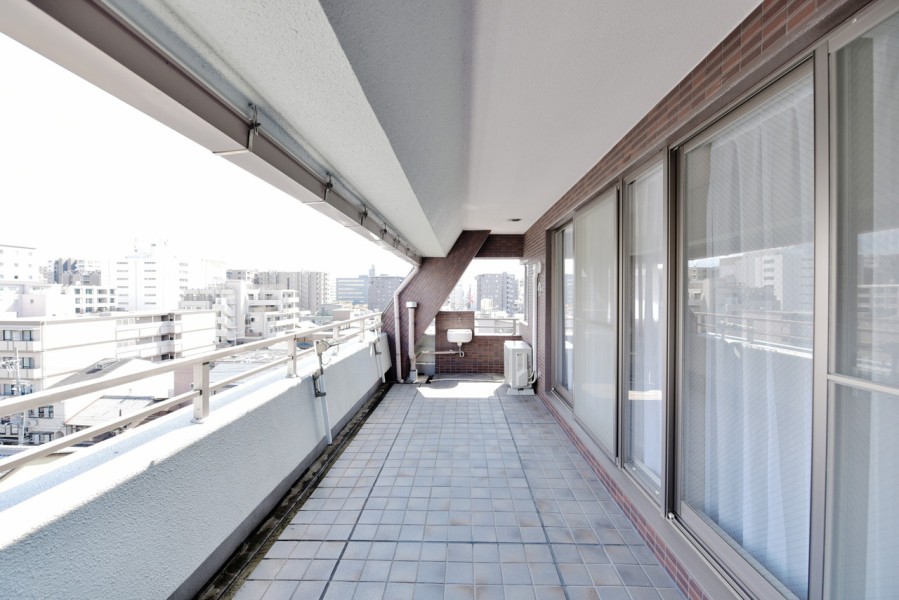 リビング・洋室4に面した広々としたルーフバルコニーです。スロップシンクがありますので、お掃除の際にも便利です。バルコニーが3か所ありますので、お洗濯物をたっぷりと干すことができます。