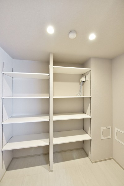 キッチン横には玄関側からもアクセスできる大容量のパントリースペースを設けました。日用品のストックから、災害備蓄品、置き場所に困りがちなキッチン家電などもすっきりと整頓できる貴重なスペースです。