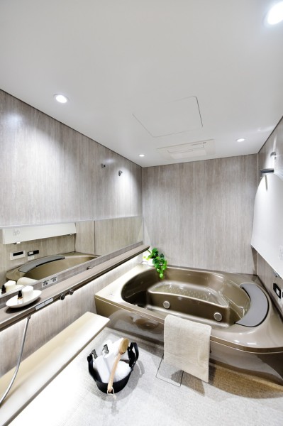 浴室はTOTO製SYNLAの1624サイズを採用、入浴感が心地よいファーストクラス浴槽に、楽湯(肩楽湯・腰楽湯)を備え、より深い上質なリラックスタイムを過ごせます。調光システム付で、照明を調節できます。