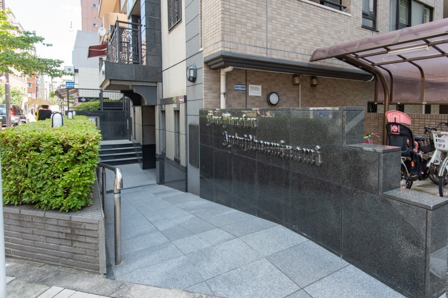 日勤の管理人さんによって手入れが行き届いたエントランスアプローチです。前面道路からは垣根が目隠しになっていて、プライバシーに配慮されています。