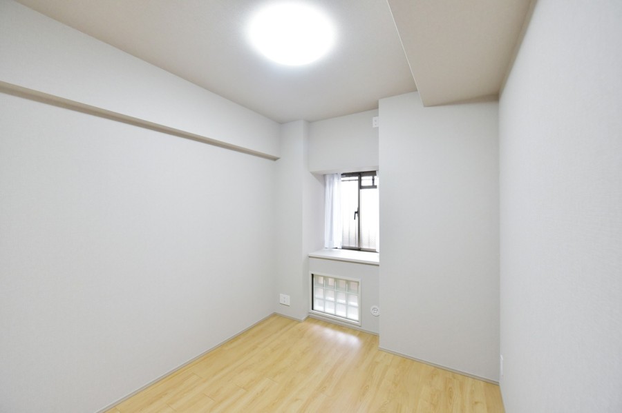 洋室3(約5.0帖)はリビングから離れて静かに自分の趣味や課題、お仕事に集中できる居室です。窓から差し込む優しい光を感じながら、自分らしい時間を過ごすことができます。