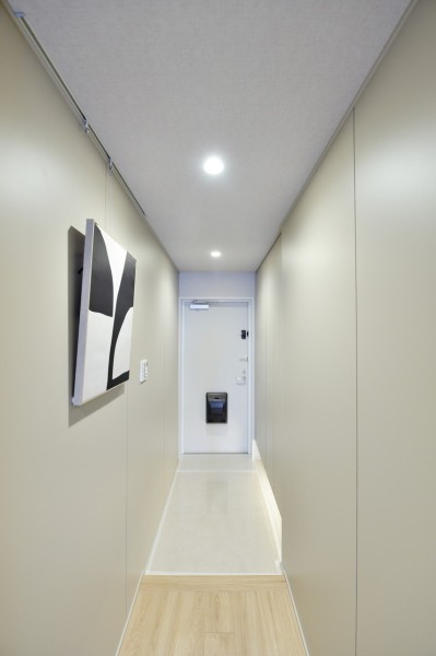 フットライトが優しく足元を照らし、ピクチャーレールに飾られたアートやグリーンが家族を迎えてくれる玄関です。人感センサーライトを設置し、遅い時間のご帰宅や手がふさがっている時でも自動点灯で安心です