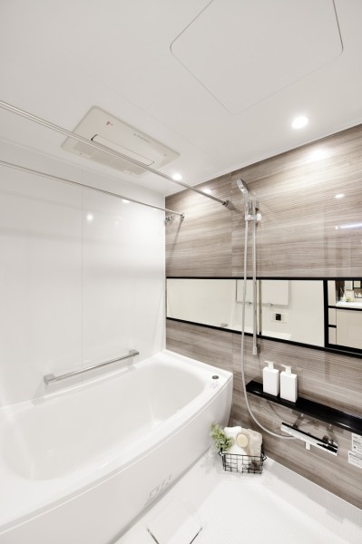 体をすっぽりと包みこむ入浴感が心地よい浴槽を採用していますので、お仕事のお疲れをゆっくり癒せて、より深いリラックスタイムを味わうことができます。浴室暖房乾燥機完備で、一年を通して快適にご使用頂けます。