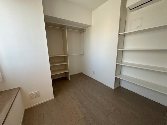 洋室3には可動式の収納棚があります。収納したい物に合わせて、高さを調整することができます。