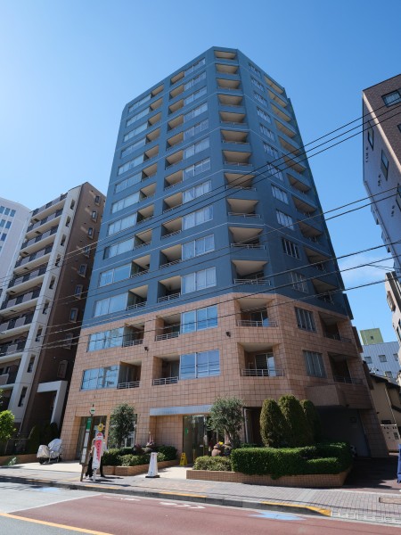 都心の利便性と品格を備えた港区高輪3丁目に佇むマンションです。マンションエントランス前にバス停から、『白金台』駅、『目黒』駅方面、『品川』駅方面のバスがあり、電車もバスも利用可能です。