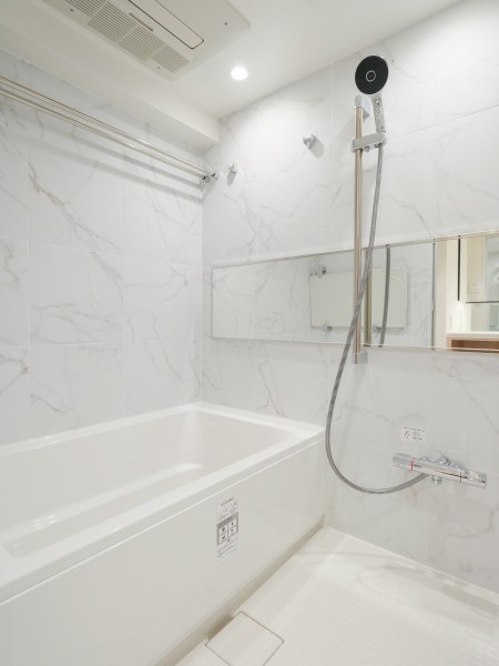 上質な大理石調の質感のタイルが品格を添えるバスルームです。日々の疲れをリセットできる空間です。