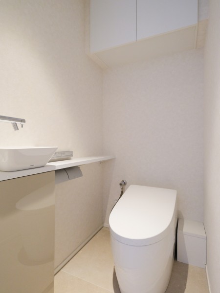 タンクレストイレやスティックリモコンでスタイリッシュな雰囲気を演出したレストルームです。毎日使う場所だからこそ、清潔感と使いやすさを考慮しました。