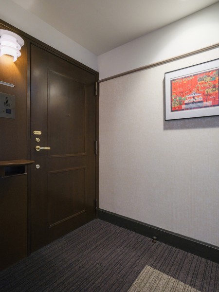 エレベーターを降りてお部屋へと続く廊下は、ホテルライクな内廊下設計です。外気の影響を受けにくく、プライバシーも守られやすいです。