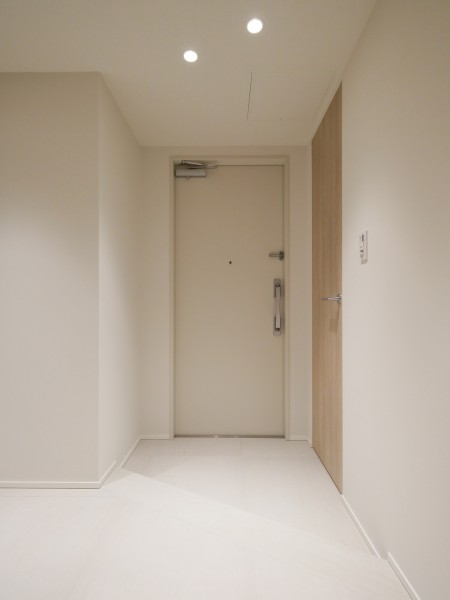 玄関の照明は人感センサーなので、帰宅時に暗闇の中手探りでスイッチを探す必要がありません。明るい空間が出迎えてくれます。